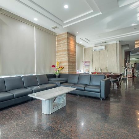 Oyo 1114 Hotel Denpasar Макасар Екстер'єр фото