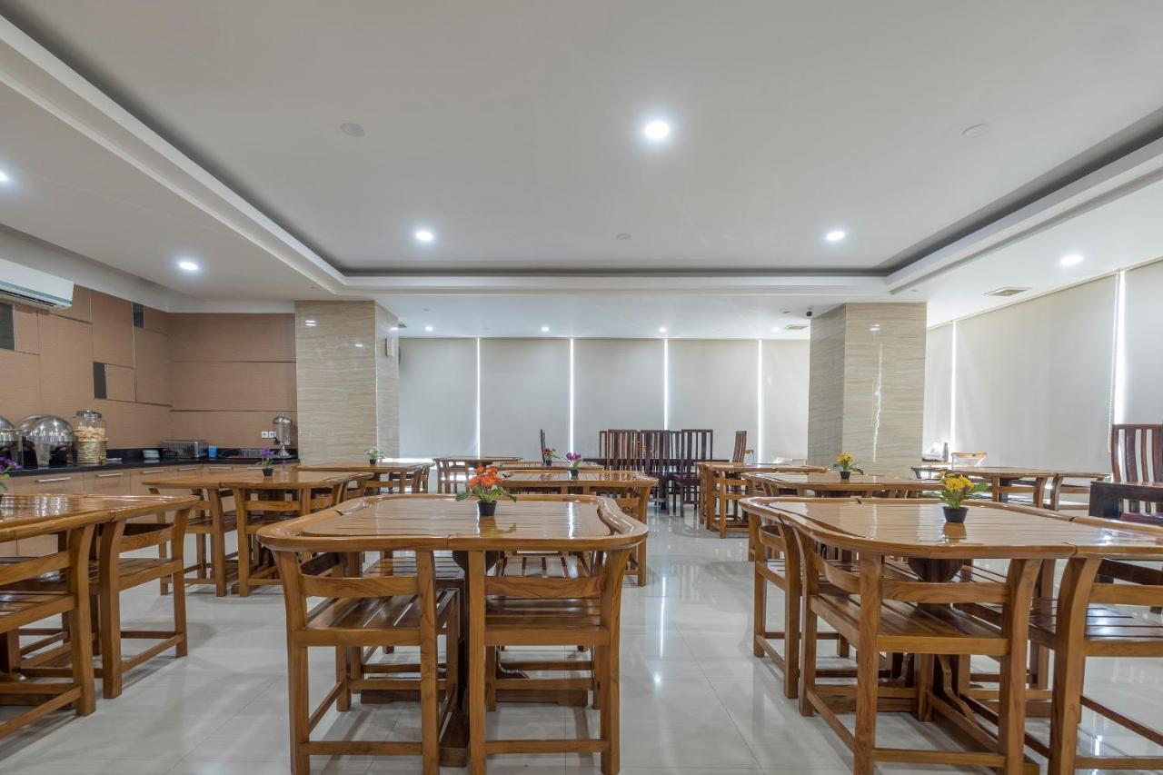 Oyo 1114 Hotel Denpasar Макасар Екстер'єр фото