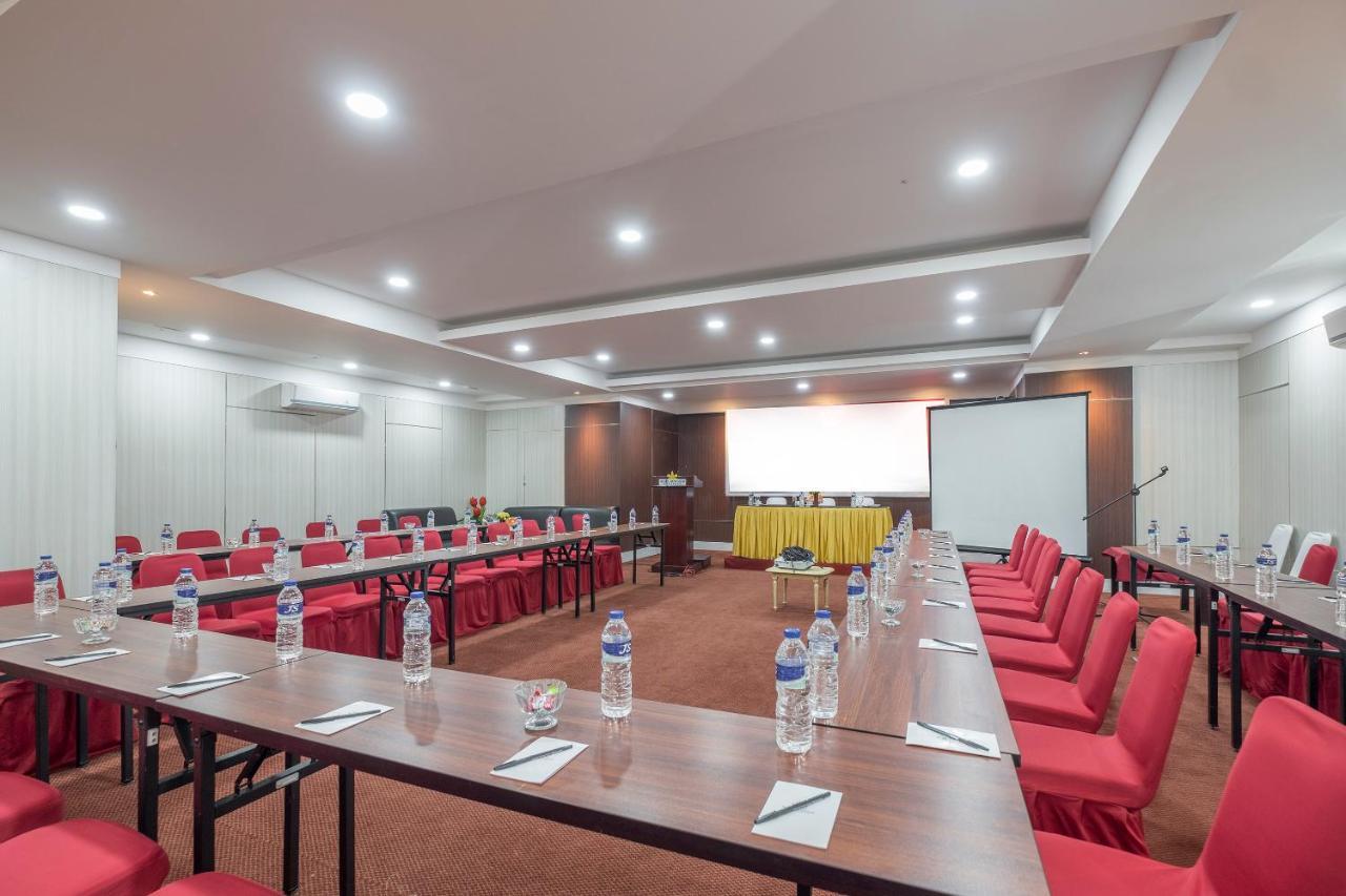 Oyo 1114 Hotel Denpasar Макасар Екстер'єр фото