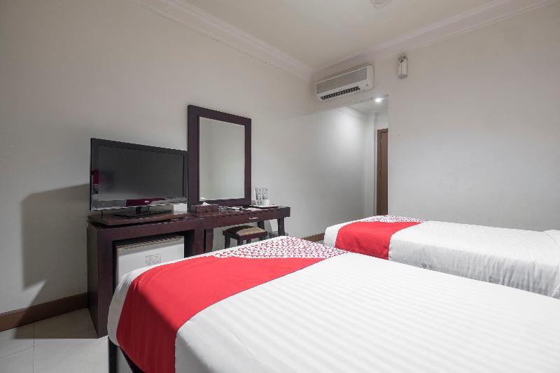 Oyo 1114 Hotel Denpasar Макасар Екстер'єр фото